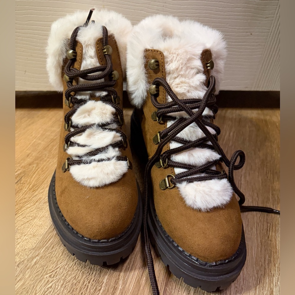 NWOT Women's Brown Suede Fur-Lined Boots